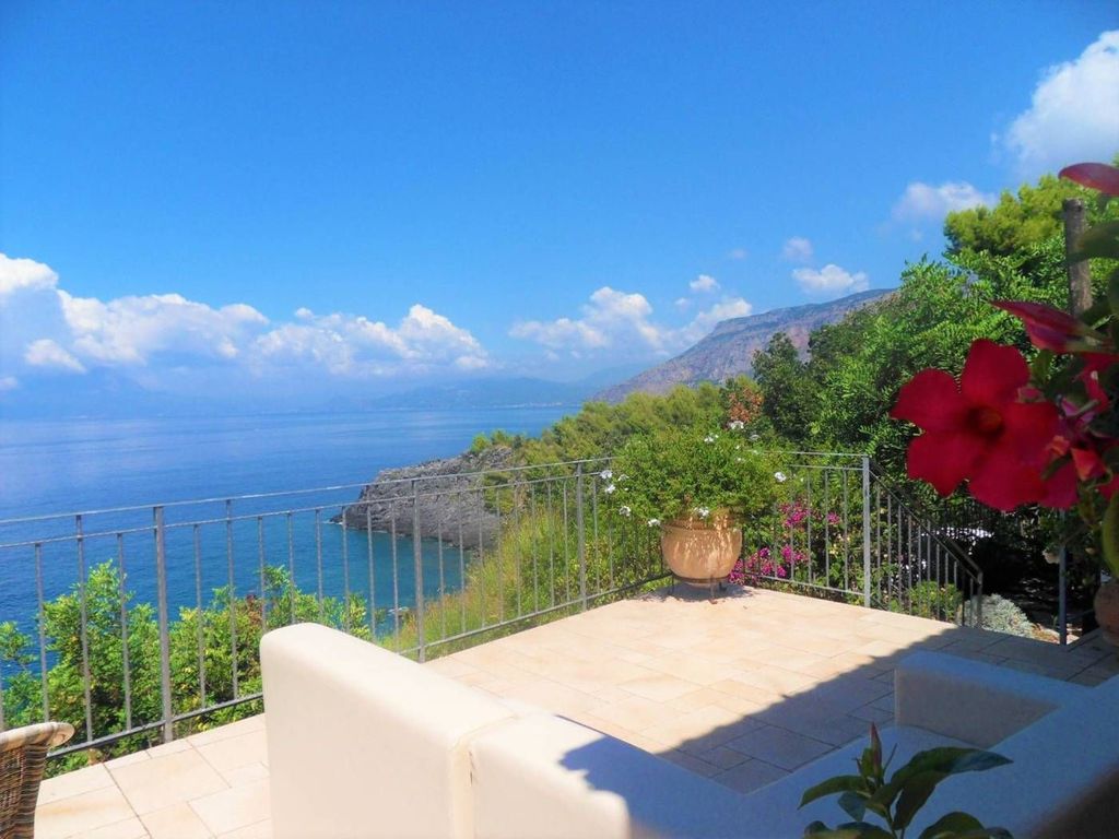 Luxury House for sale in Maratea, 750 000 €, Photo 1