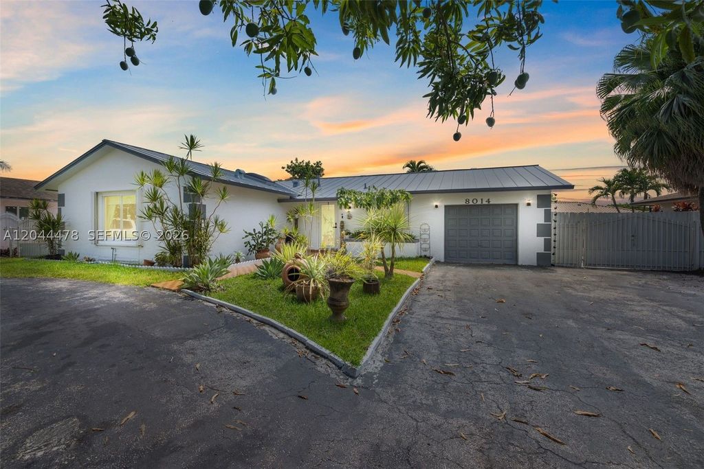Luxury House for sale in Miami, 615 575 €, Photo 1