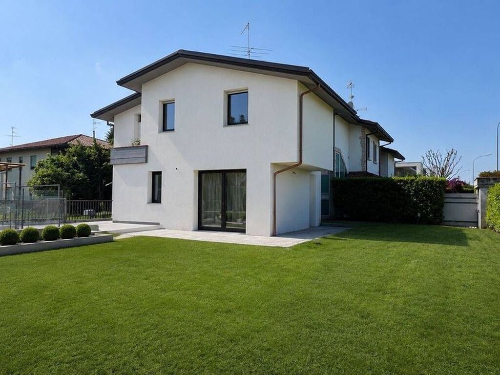 Luxury House for sale in Treviolo, 719 000 €, Photo 1
