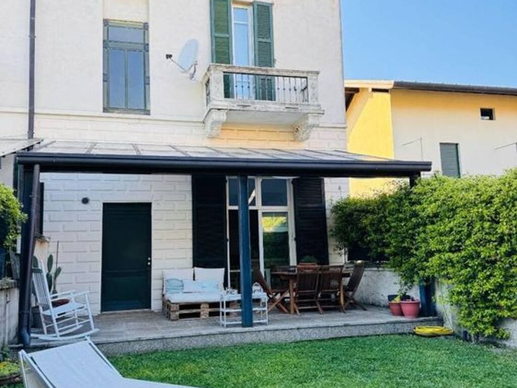 Luxury House for sale in Gallarate, 550 000 €, Photo 1