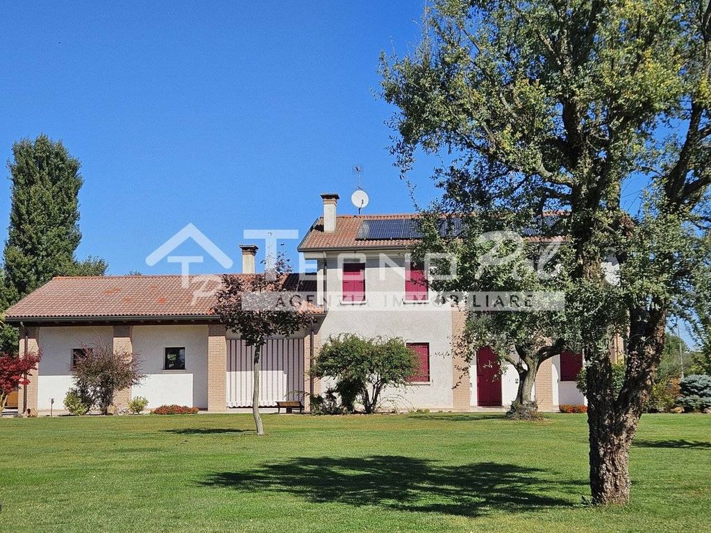 Luxury House for sale in Campodarsego, 640 000 €, Photo 1