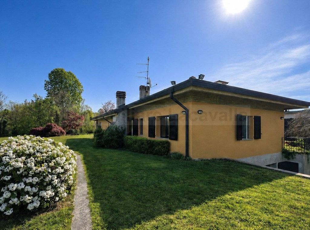 Luxury House for sale in Morazzone, 750 000 €, Photo 1