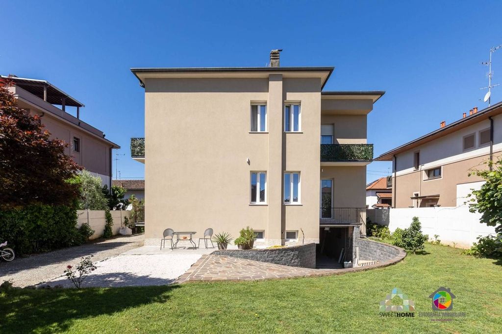 Luxury House for sale in Biassono, 915 000 €, Photo 1