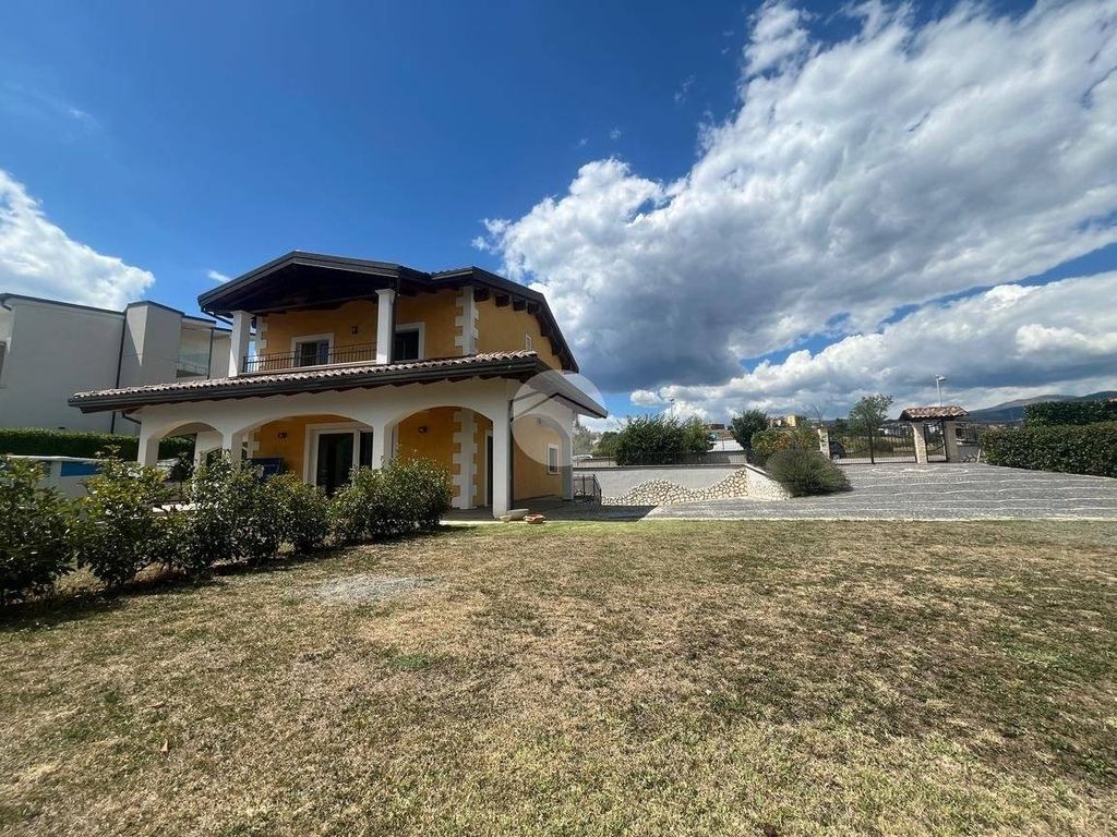 Luxury House for sale in L Aquila, 680 000 €, Photo 1