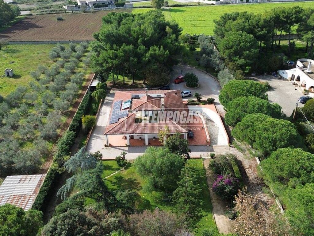 Luxury House for sale in Lizzanello, 590 000 €, Photo 1