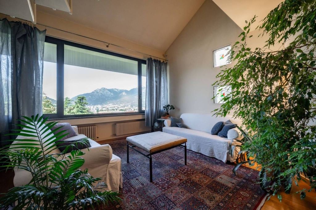 Luxury House for sale in Lecco, 1 080 000 €, Photo 1