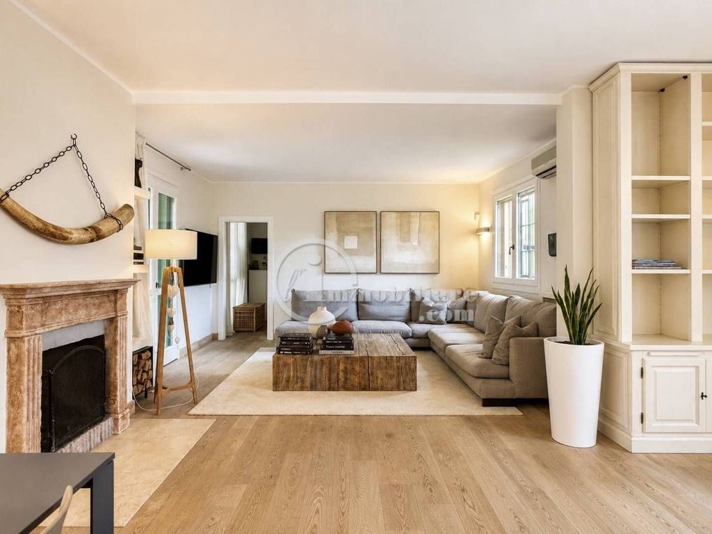 Luxury House for sale in Rozzano, 820 000 €, Photo 1