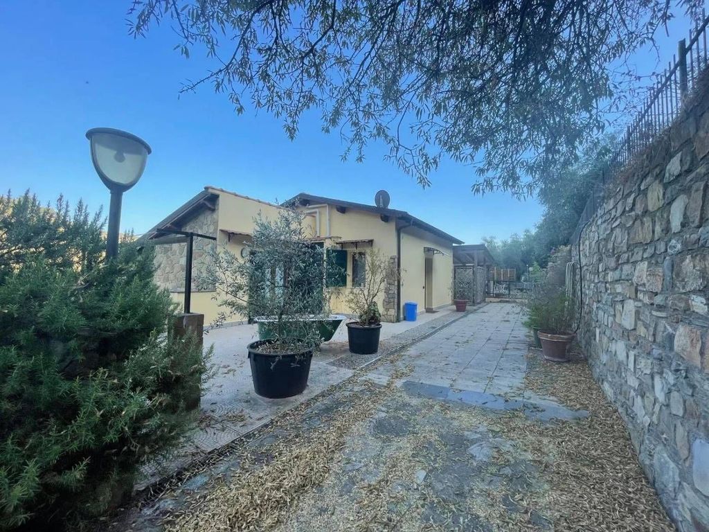 Luxury House for sale in Castellaro, 590 000 €, Photo 1
