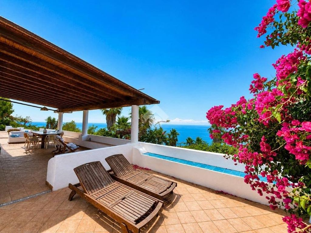 Luxury House for sale in Lipari, 1 500 000 €, Photo 1