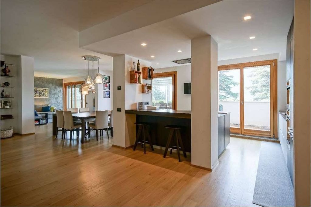 Luxury Apartment for sale in Lecco, 605 000 €, Photo 1