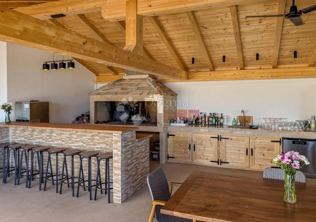 Maison de luxe à vendre à Dugi Rat, 1 390 000 €, Photo 4