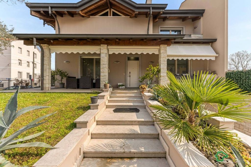 Luxury House for sale in Sordio, 800 000 €, Photo 1