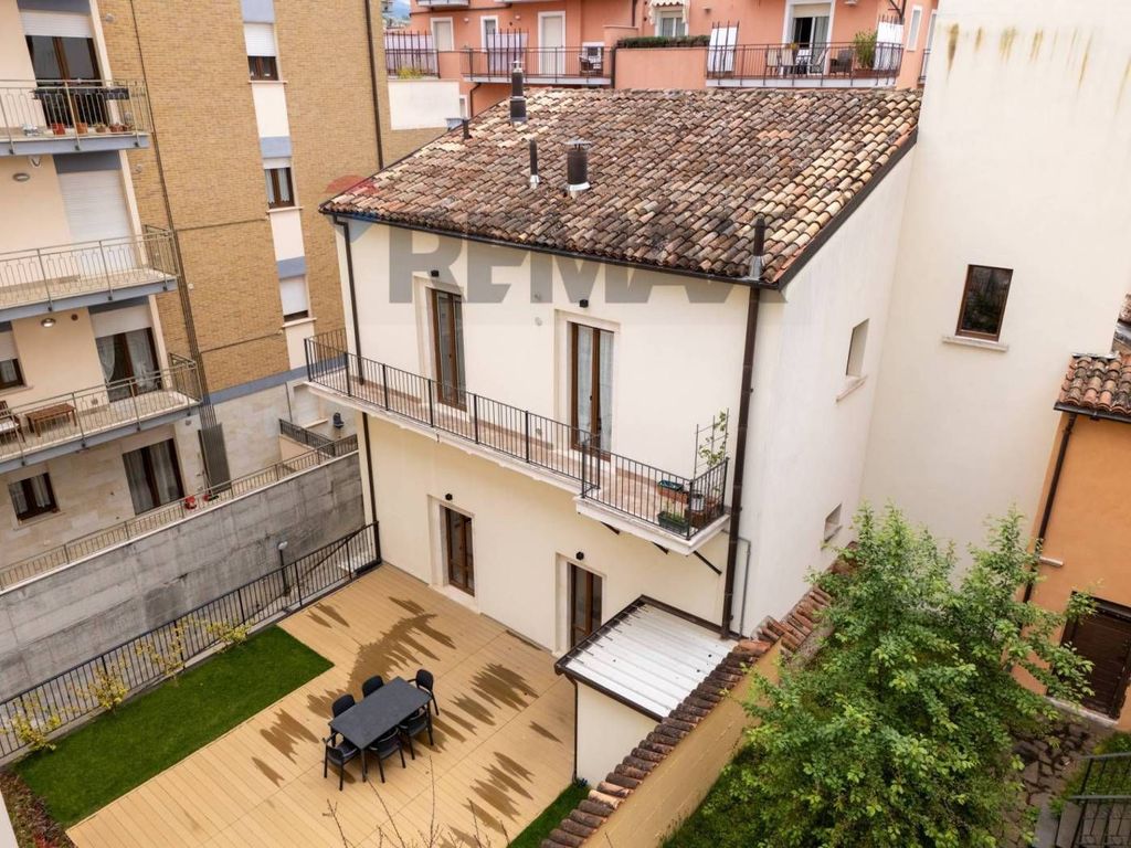 Luxury House for sale in L Aquila, 815 000 €, Photo 1