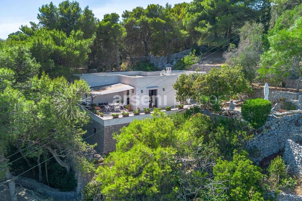 Luxury House for sale in Castro, 675 000 €, Photo 1