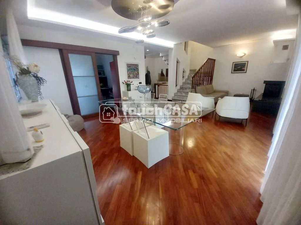 Luxury House for sale in Aversa, 770 000 €, Photo 1