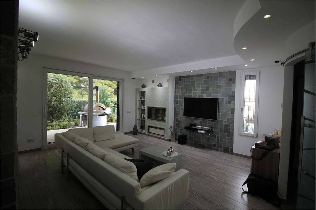 Luxury House for sale in Albavilla, 795 000 €, Photo 1