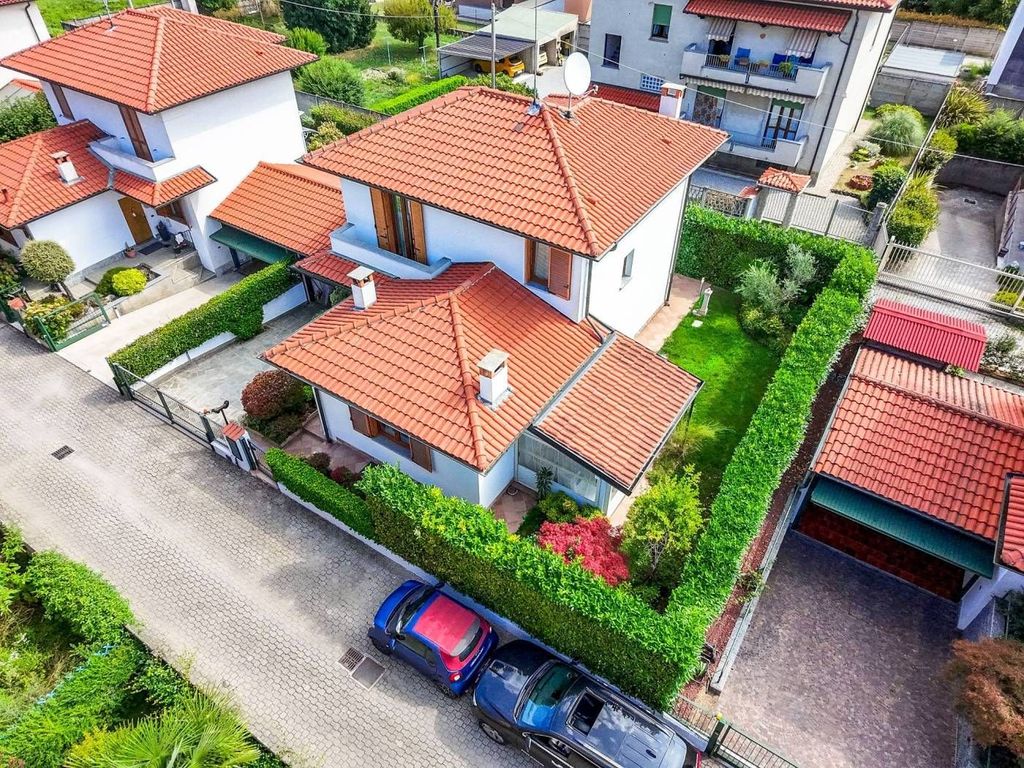 Luxury House for sale in Biassono, 700 000 €, Photo 1