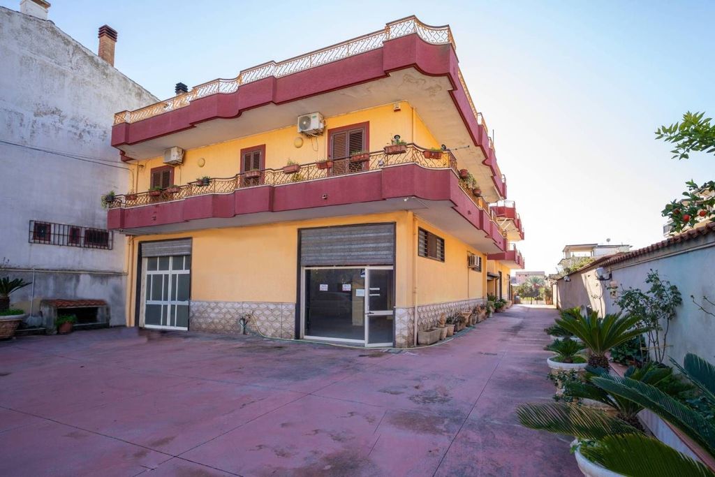Luxury House for sale in Mondragone, 680 000 €, Photo 1