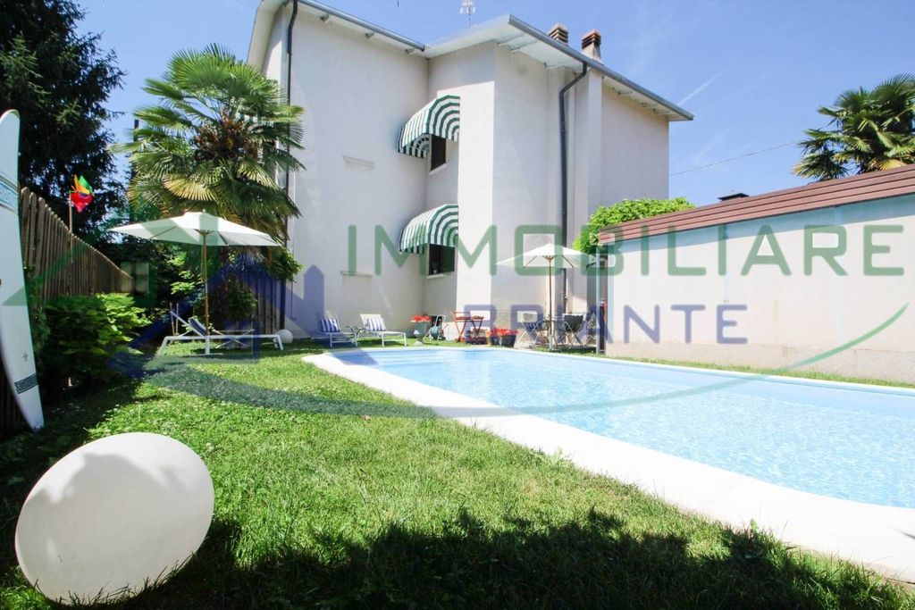 Luxury House for sale in Gallarate, 630 000 €, Photo 1