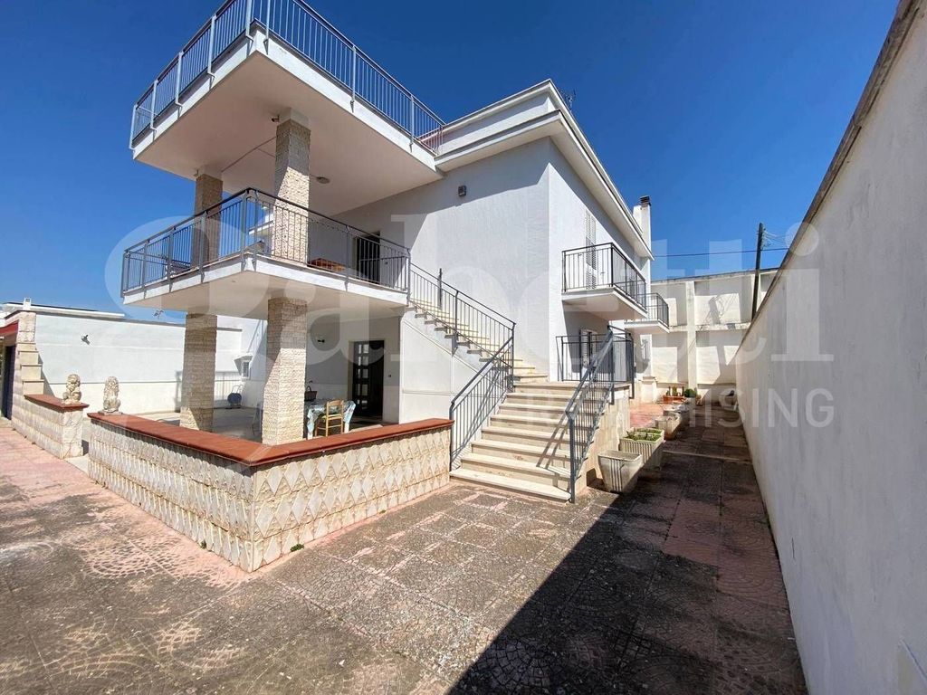 Luxury House for sale in Trani, 680 000 €, Photo 1