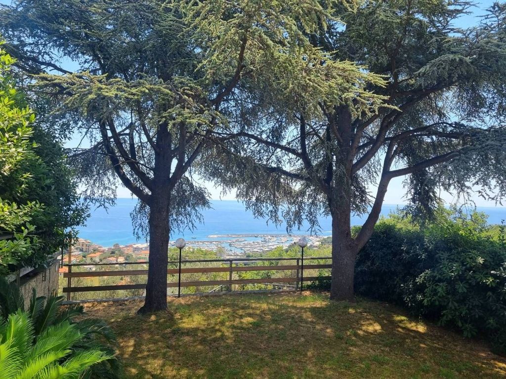 Luxury House for sale in Varazze, 900 000 €, Photo 1