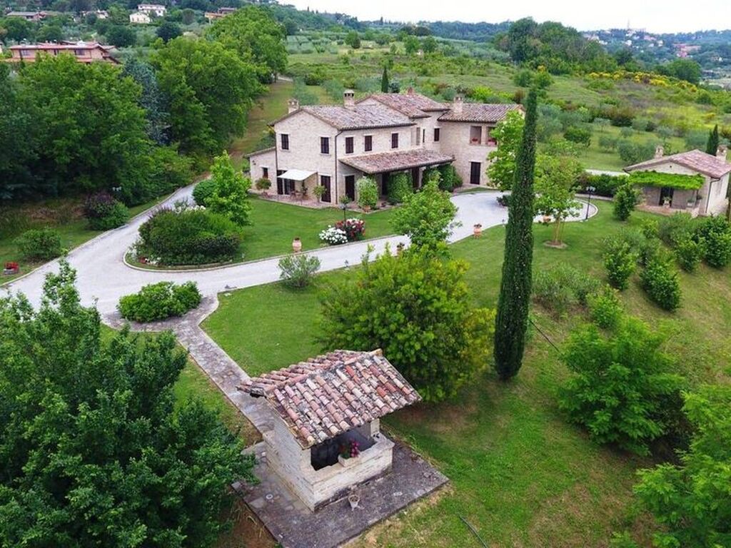 Luxury House for sale in Perugia, 1 250 000 €, Photo 1
