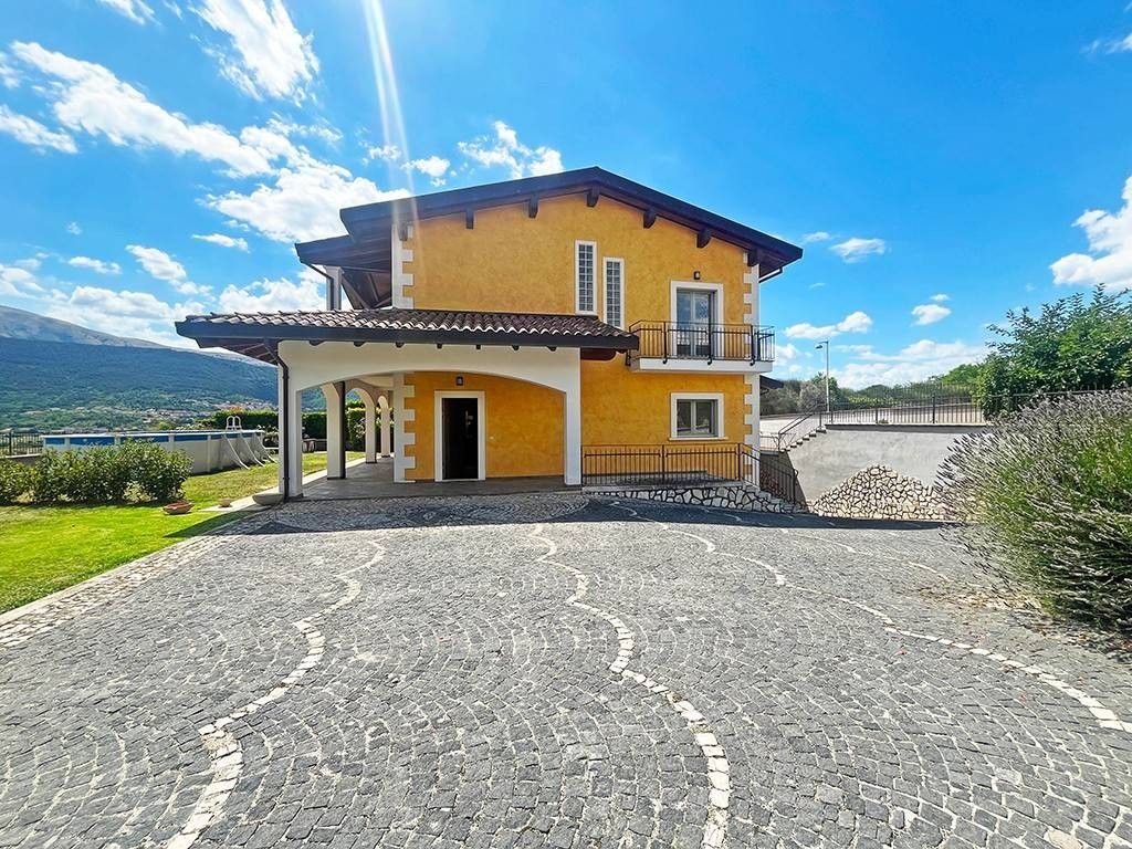 Luxury House for sale in L Aquila, 680 000 €, Photo 1