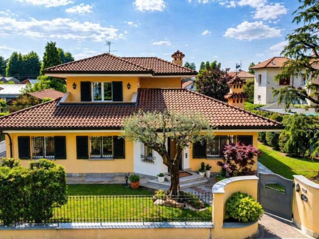 Luxury House for sale in Gallarate, 595 000 €, Photo 1