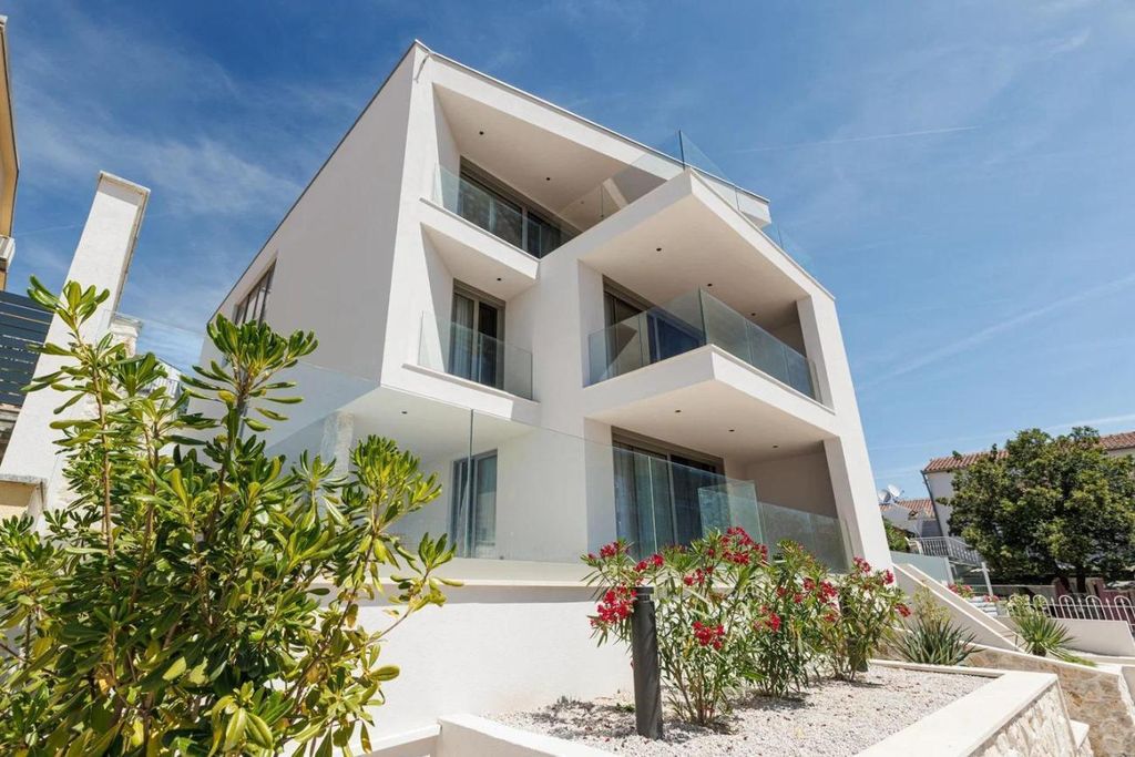 Maison de luxe à vendre à Rogoznica, 2 764 720 €, Photo 1