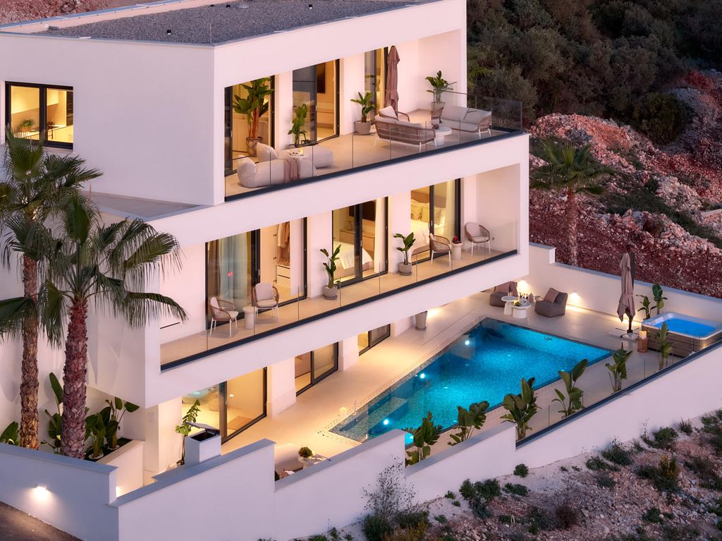 Maison de luxe à vendre à Ciovo, 2 350 000 €, Photo 1
