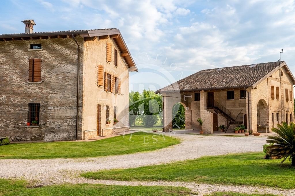 Luxury House for sale in Ceresara, 1 400 000 €, Photo 1