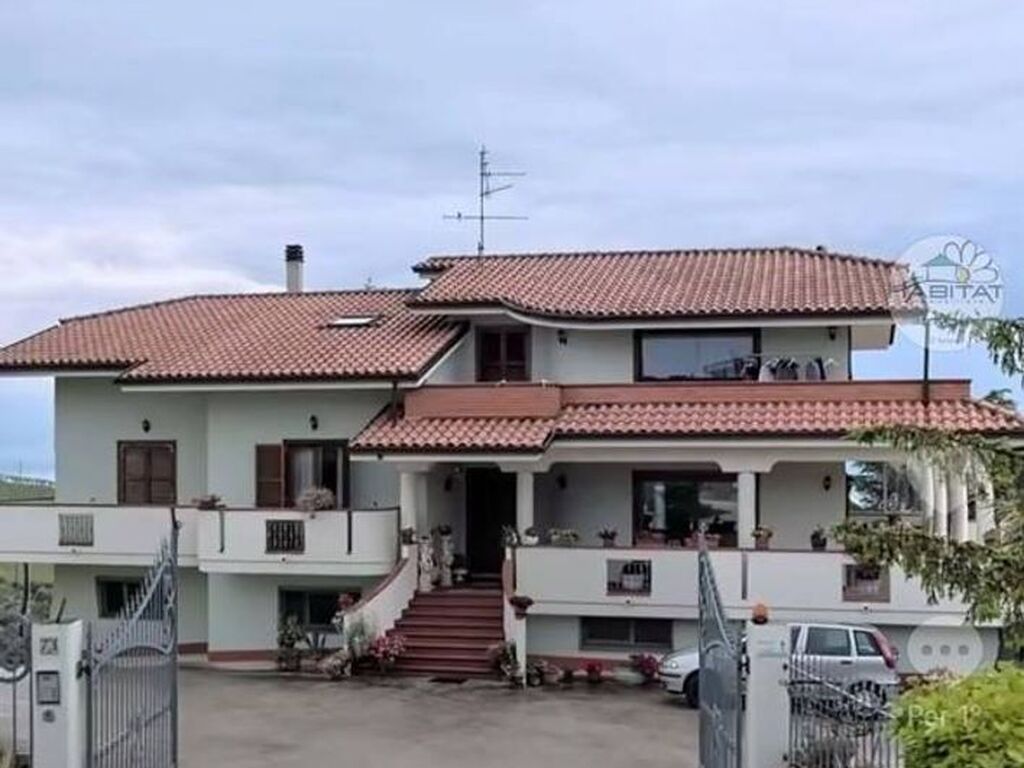 Luxury House for sale in Colonnella, 875 000 €, Photo 1