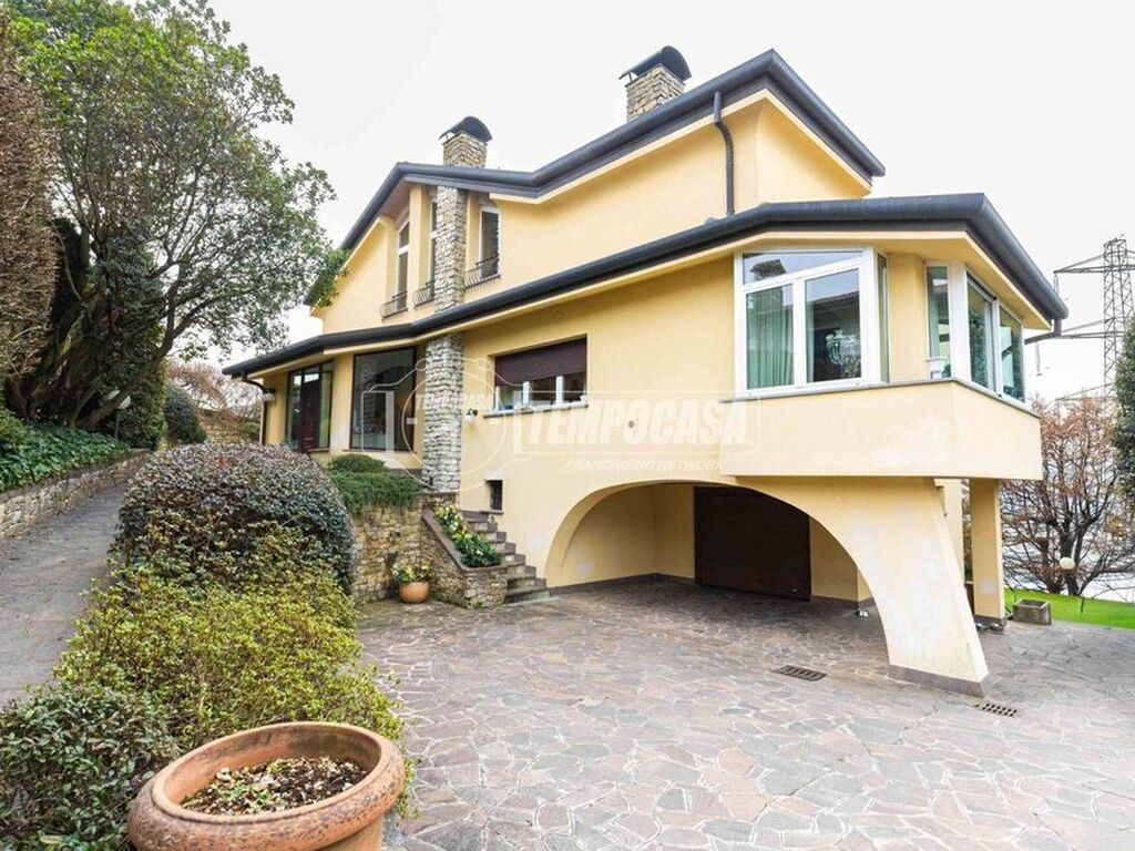 Luxury House for sale in Oggiono, 749 000 €, Photo 1