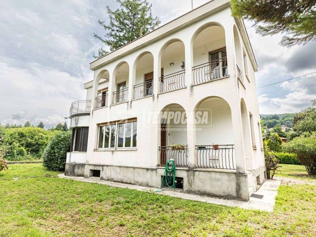 Luxury House for sale in Oggiono, 790 000 €, Photo 1