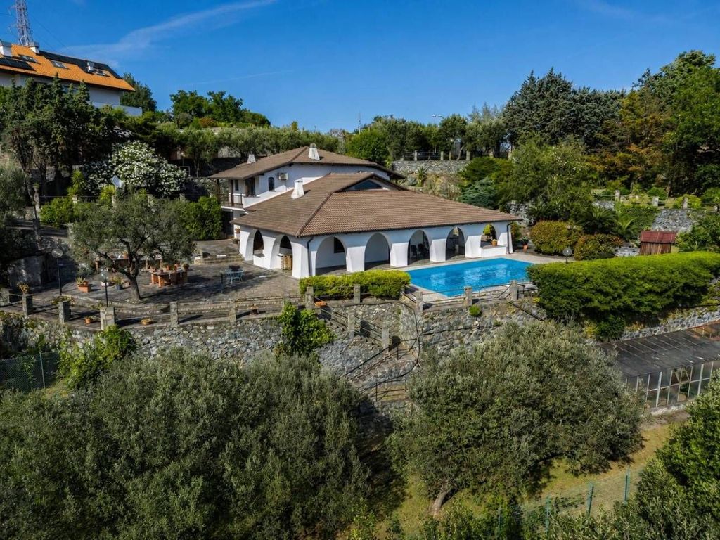Luxury House for sale in Varazze, 850 000 €, Photo 1