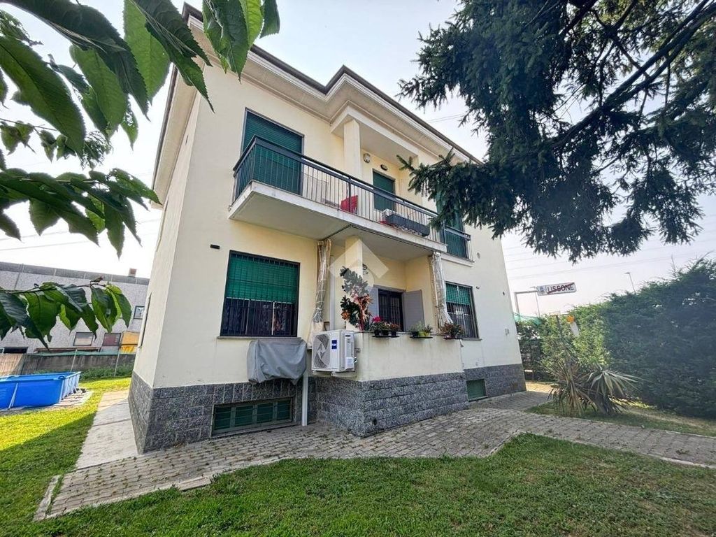 Luxury House for sale in Lissone, 699 000 €, Photo 1