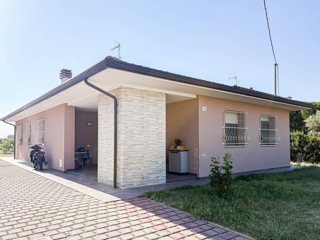 Luxury House for sale in Cesenatico, 499 000 €, Photo 1