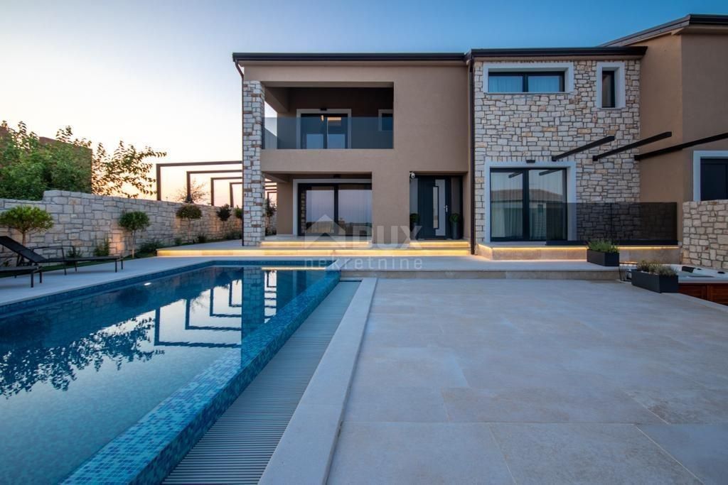 Luxury House for sale in Brtonigla, 645 000 €, Photo 1