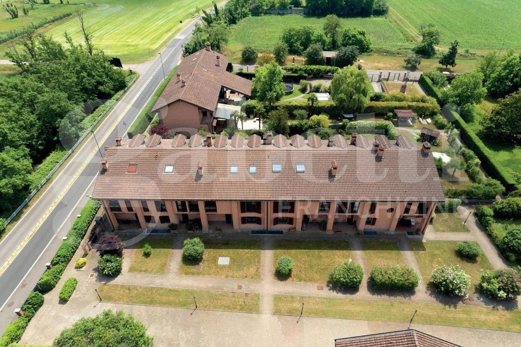 Luxury House for sale in Rozzano, 495 000 €, Photo 1