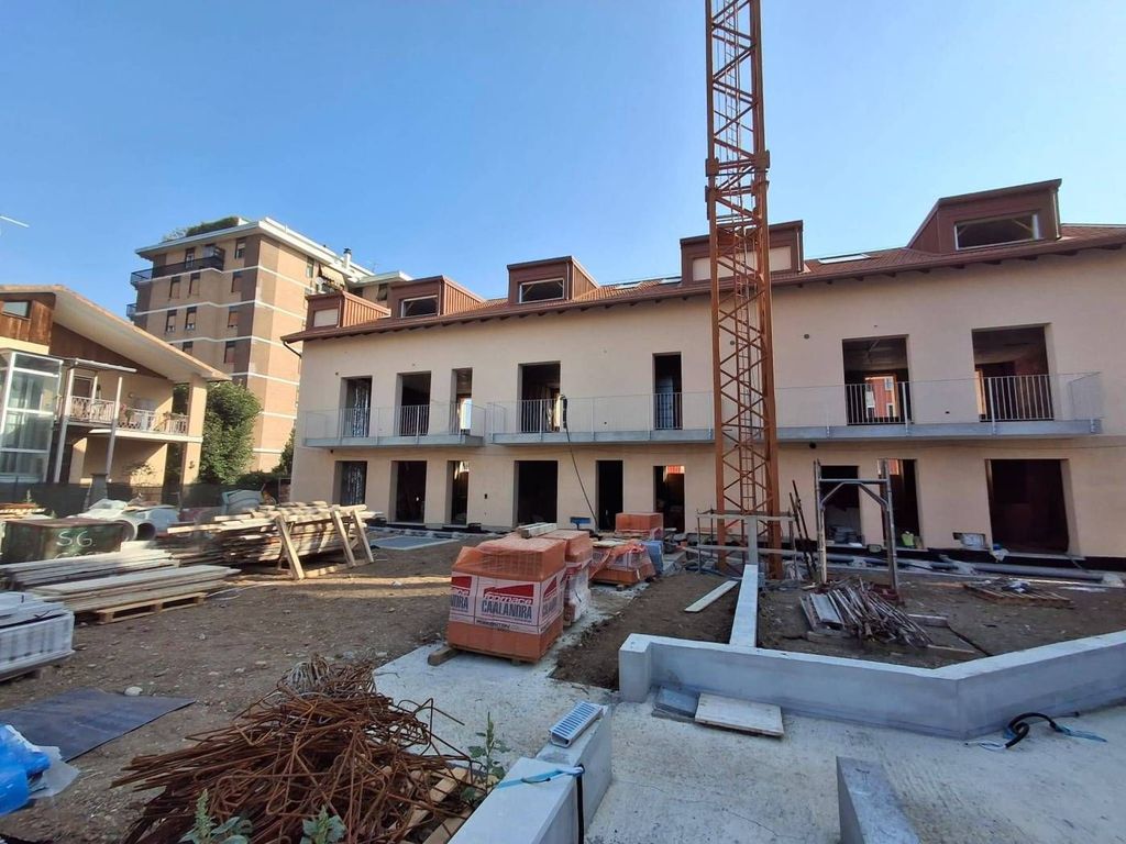 Luxury House for sale in Monza, 680 000 €, Photo 1