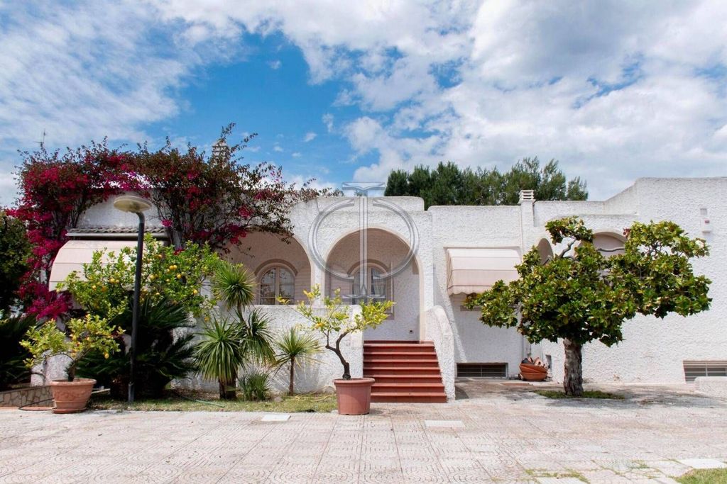 Luxury House for sale in Bari, 1 350 000 €, Photo 2