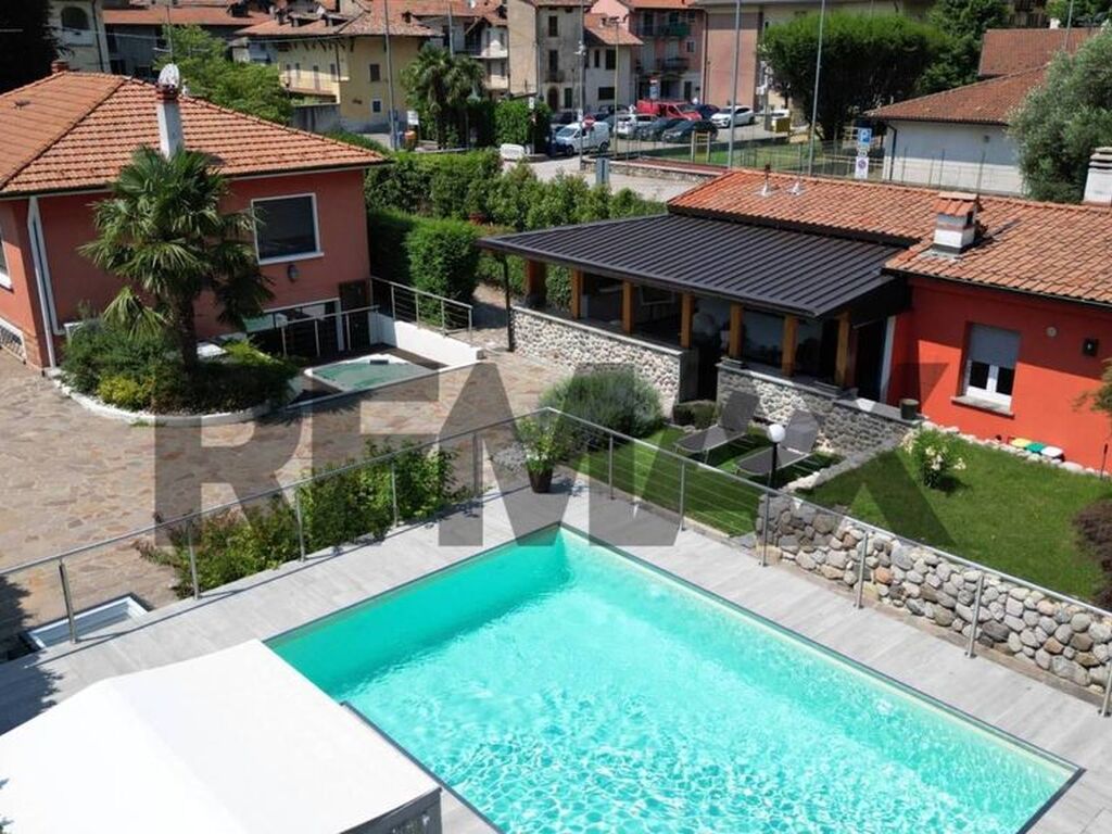 Luxury House for sale in Besano, 720 000 €, Photo 1