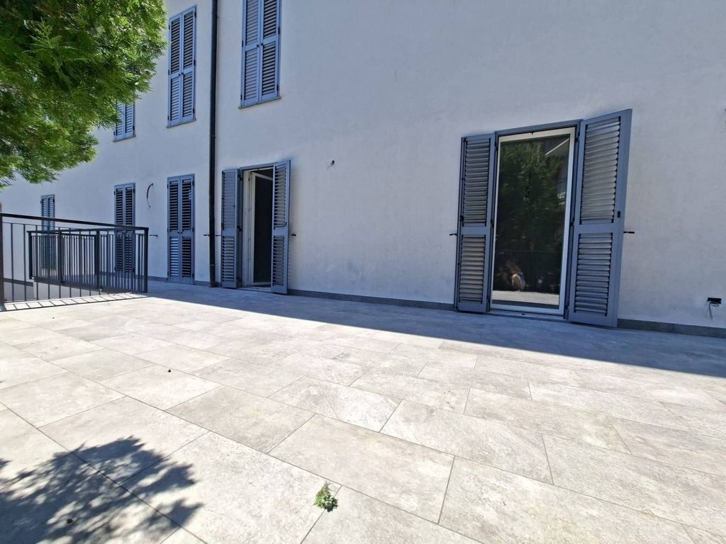Luxury Apartment for sale in Lecco, 630 000 €, Photo 1