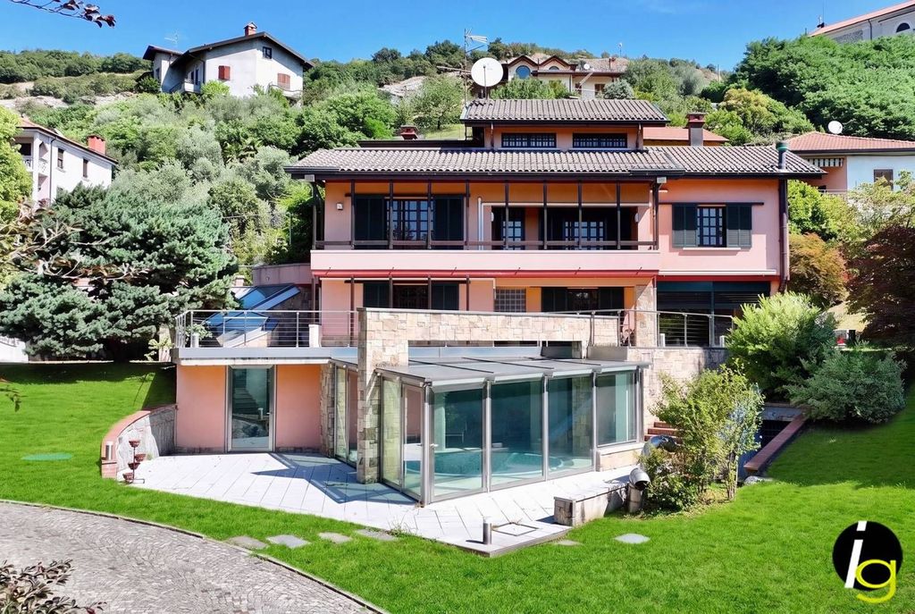 Luxury House for sale in Leggiuno, 850 000 €, Photo 1