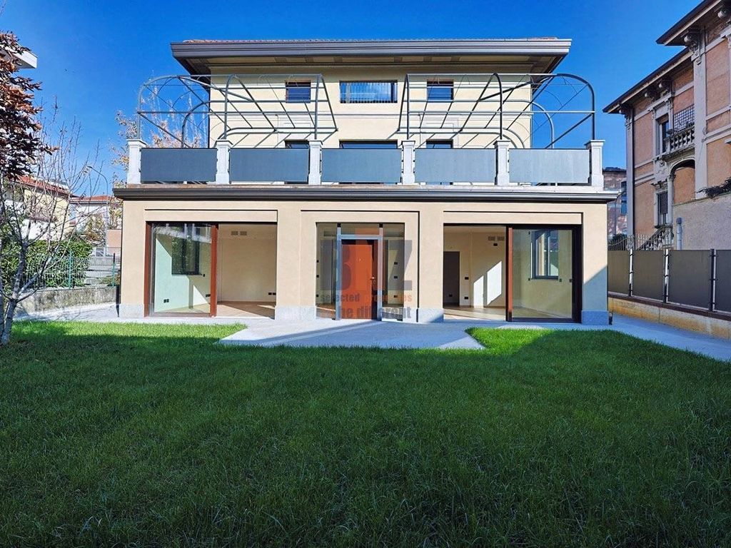 Luxury Apartment for sale in Brescia, 1 450 000 €, Photo 1