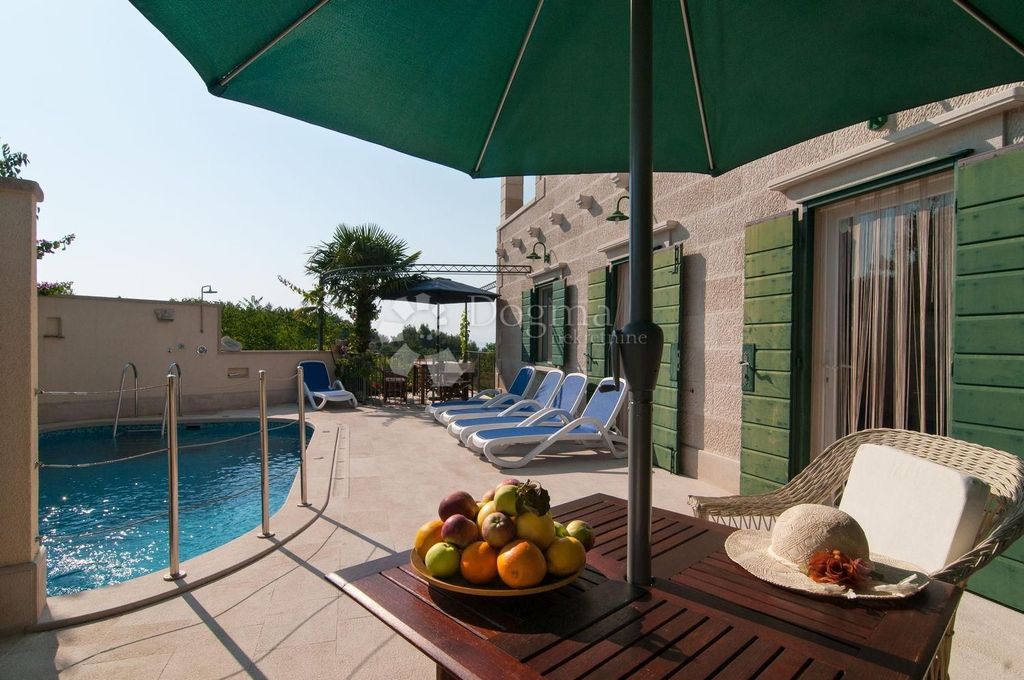 Maison de luxe à vendre à Supetar, 940 000 €, Photo 2