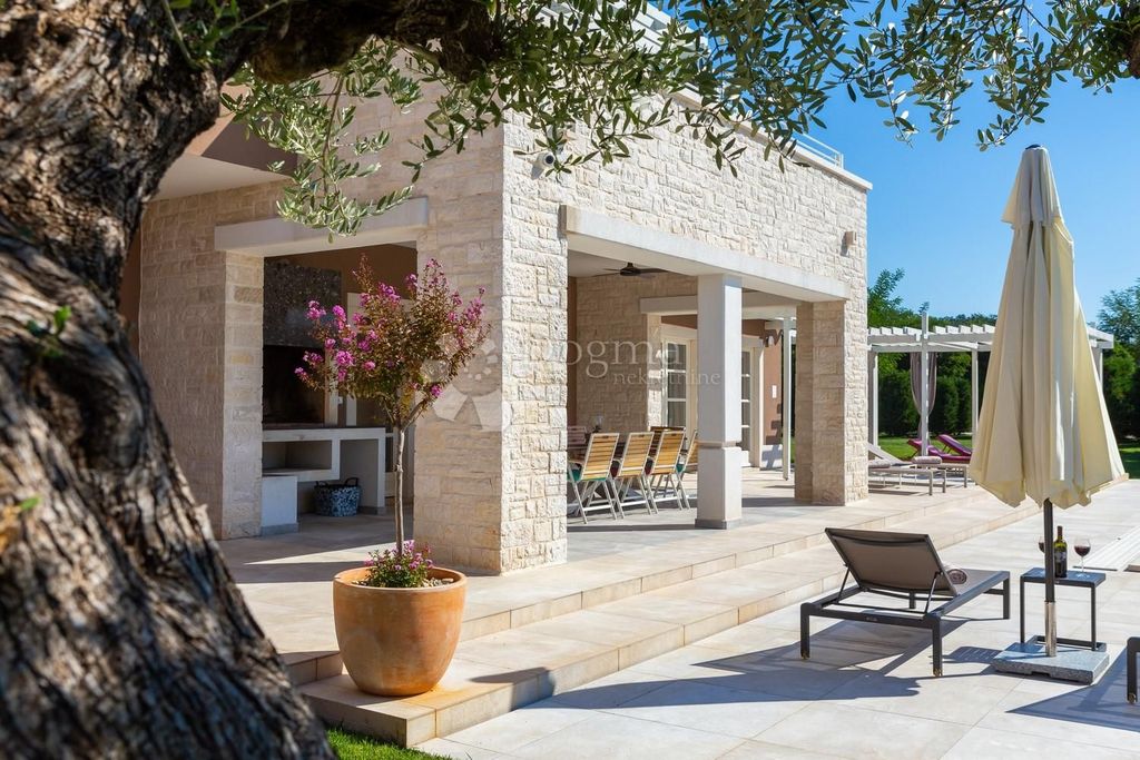 Luxury House for sale in Svetvincenat, 1 350 000 €, Photo 3