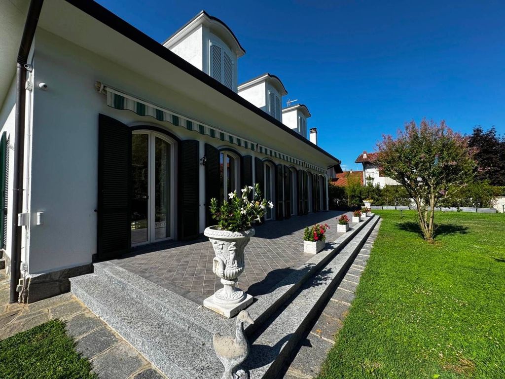 Luxury House for sale in Uboldo, 950 000 €, Photo 1