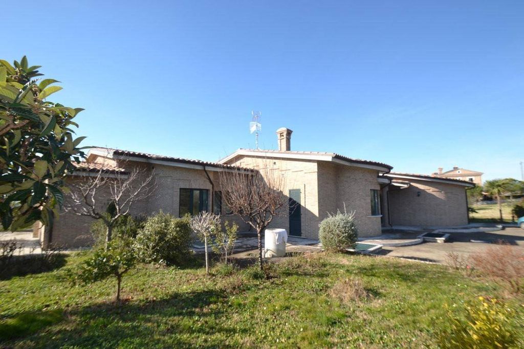 Luxury House for sale in Monteprandone, 800 000 €, Photo 1