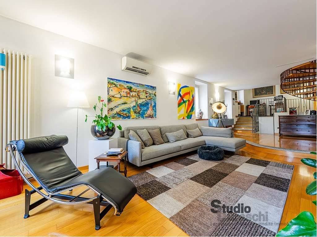 Luxury House for sale in Oggiono, 595 000 €, Photo 1